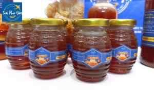 Mật ong rừng tràm Trà Sư nguyên chất 100%, thu hoạch từ ong hút mật của hoa tràm tự nhiên với hương thơm đặc trưng quyến rũ cùng vị ngọt thanh khiết.